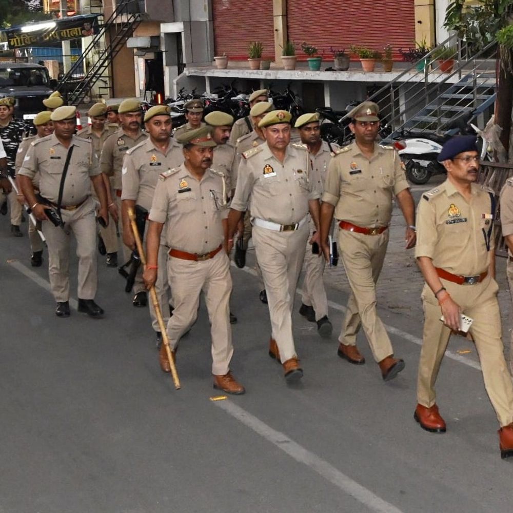 बकरीद से पहले SSP बुलंदशहर का पैदल मार्च:ईदगाह और मिश्रित आबादी में सुरक्षा परखी