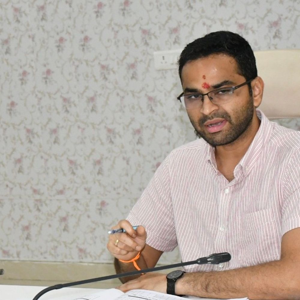 जनगणना कार्य में लापरवाही पर प्रशासन सख्त:देवरिया में 12 अधिकारियों को कारण बताओ नोटिस जारी