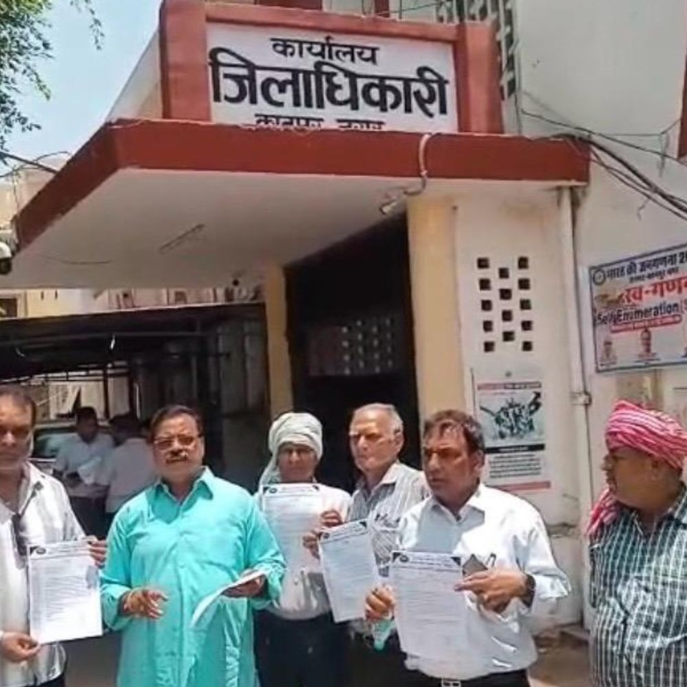 कानपुर में डबल मर्डर से व्यापारियों में आक्रोश:प्रदर्शन कर डीएम को सौंपा ज्ञापन, बोले- 'हत्यारों को सरेआम मिले फांसी, घर पर चले बुलडोजर