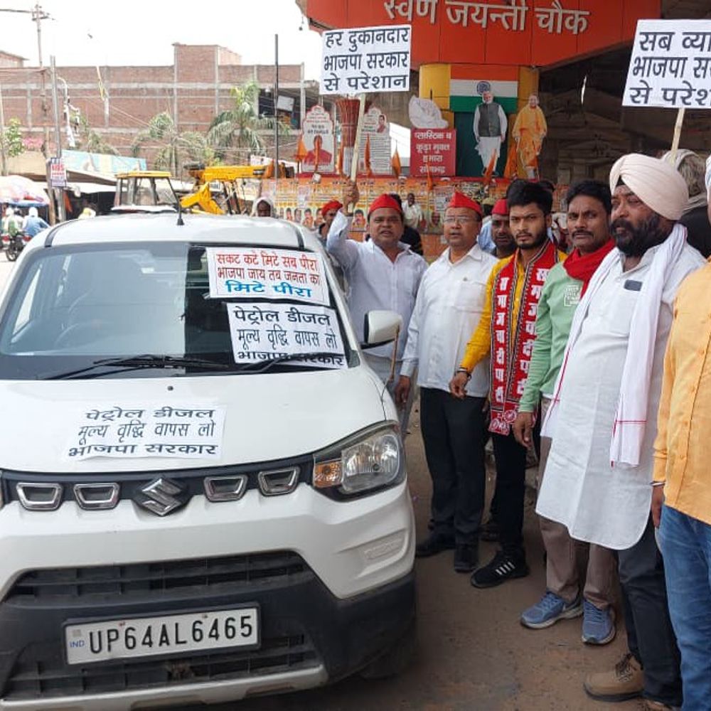 सोनभद्र में सपा का महंगाई-बेरोजगारी के खिलाफ प्रदर्शन:कार्यकर्ताओं ने वाहन खींचकर भाजपा सरकार के विरोध में नारेबाजी की