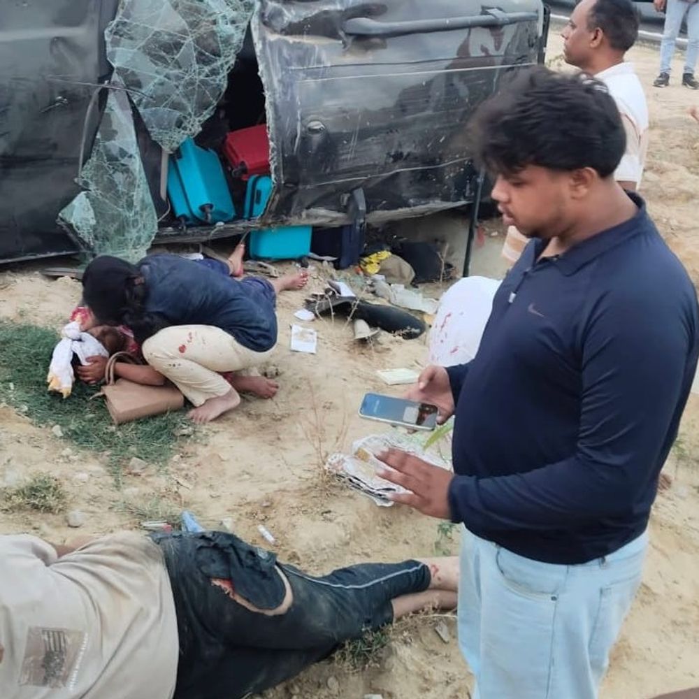 गंगा एक्सप्रेस-वे पर ट्रक ने कार को मारी टक्कर:  बिहार के 6 लोग घायल, बोलेरो 5 बार पलटी – Hardoi News