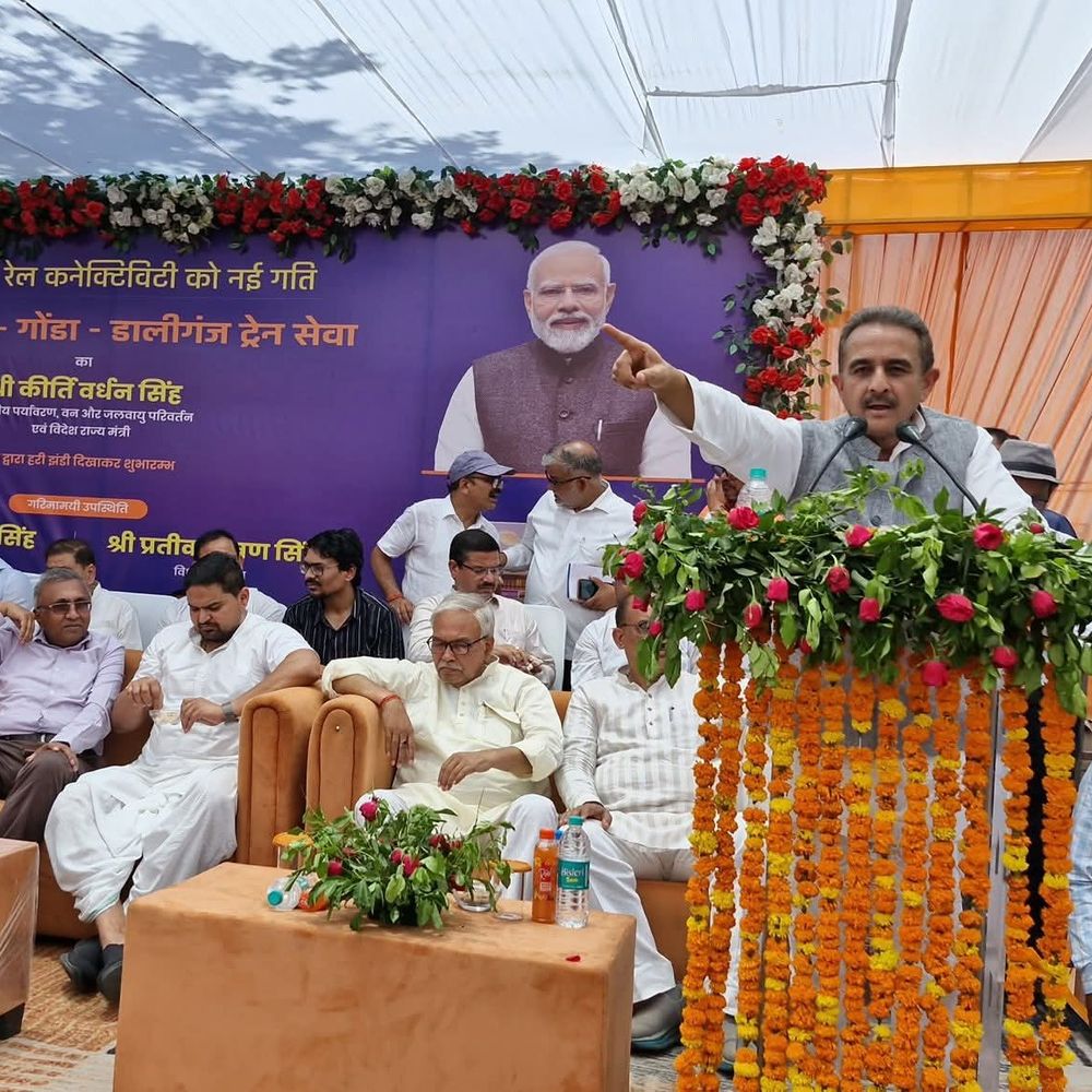 गोंडा सांसद ने पैसेंजर ट्रेन को दिखाई हरी झंडी:कोरोना काल के बाद सेवा फिर शुरू, डीजल-पेट्रोल दाम पर विपक्ष को घेरा