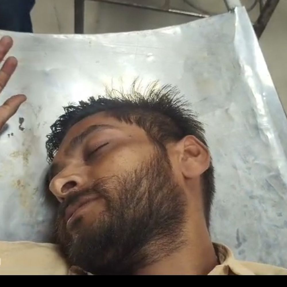 हाथरस में युवक पर बाइक सवारों ने की फायरिंग:  पुरानी रंजिश में हाथ में लगी गोली, हायर सेंटर रेफर किया गया – Hathras News