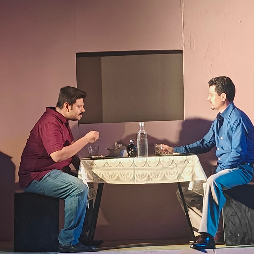लखनऊ नाट्य महोत्सव: 'द सेडक्शन' ने दर्शकों को हंसाया:अंतरराष्ट्रीय बौद्ध शोध संस्थान में आकांक्षा थियेटर आर्ट्स ने हास्य नाटक का मंचन किया