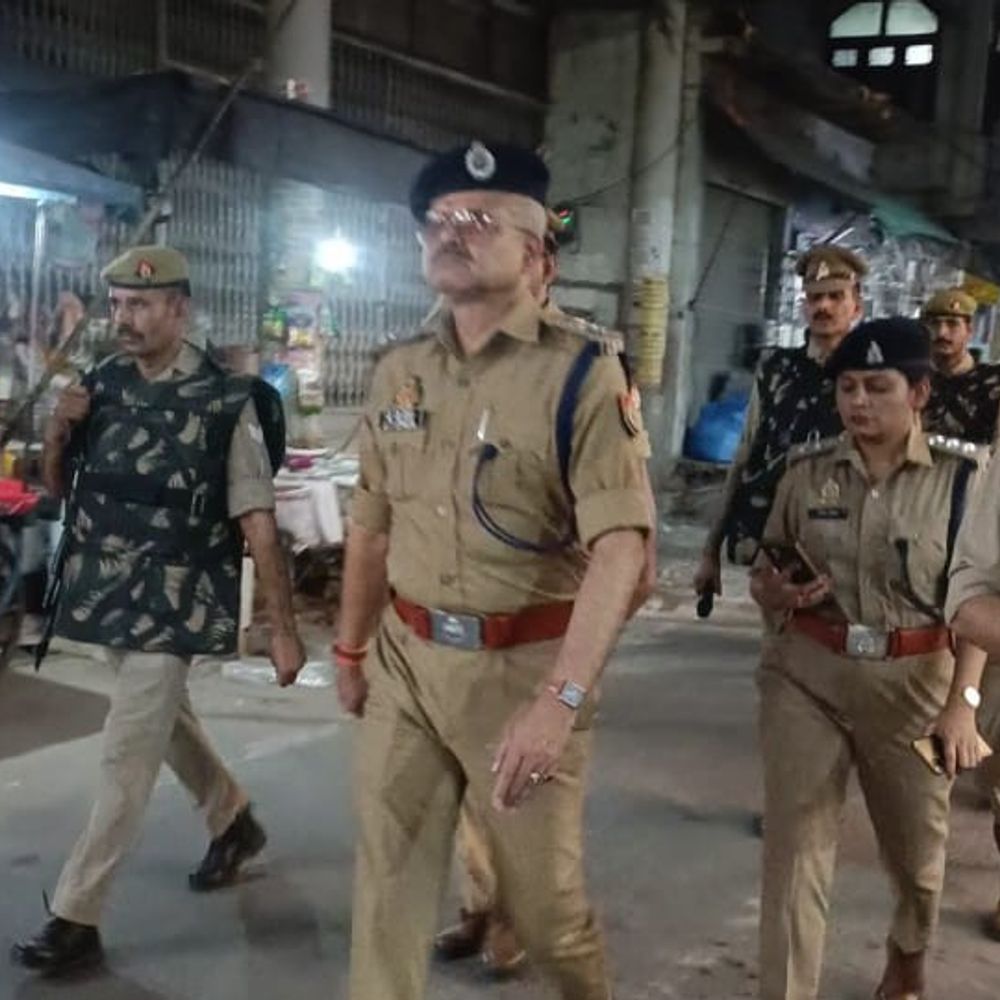 ईद पर कासगंज पुलिस अलर्ट, एसपी ने निकाला फ्लैग मार्च:शहर की ड्रोन से होगी निगरानी, अफवाह फैलाने वालों पर होगी कार्रवाई