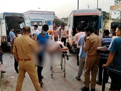 एक्सप्रेस-वे पर AC बस पलटी, दरोगा-कैदी समेत 6 की मौत:उन्नाव में रेलिंग से लटकी, खिड़कियों से गिरे यात्री, दिल्ली से बिहार जा रही थी