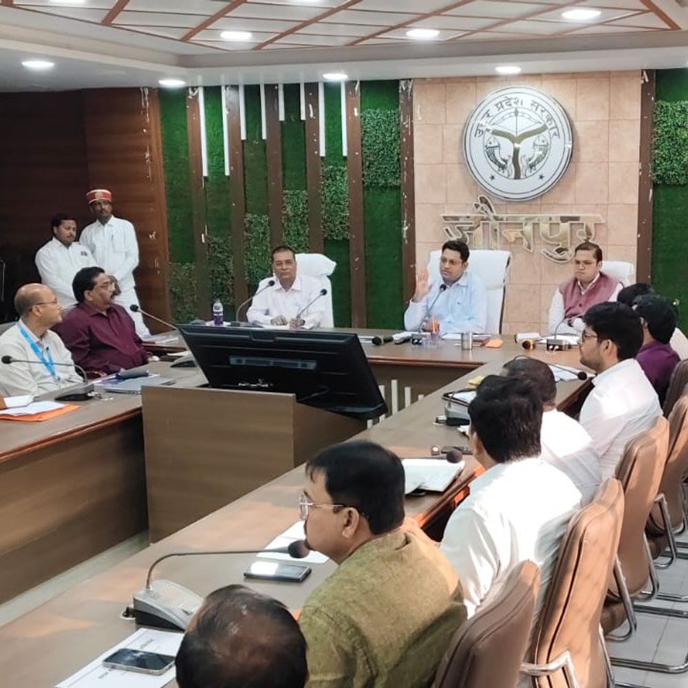 आयुष्मान कार्ड प्रगति धीमी: MOIC का वेतन रोकने के निर्देश:जौनपुर डीएम ने लापरवाही पर कार्रवाई की चेतावनी दी
