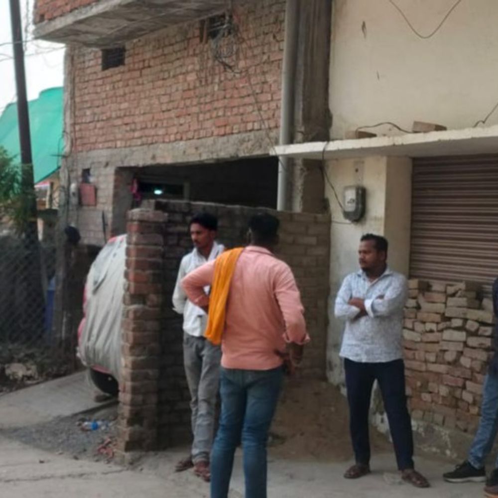सोनभद्र में संविदा कर्मी ने जान दी:किचन में फंदे पर लटकी मिली लाश, परिजनों ने खिड़की से देखा तो मचाया शोर