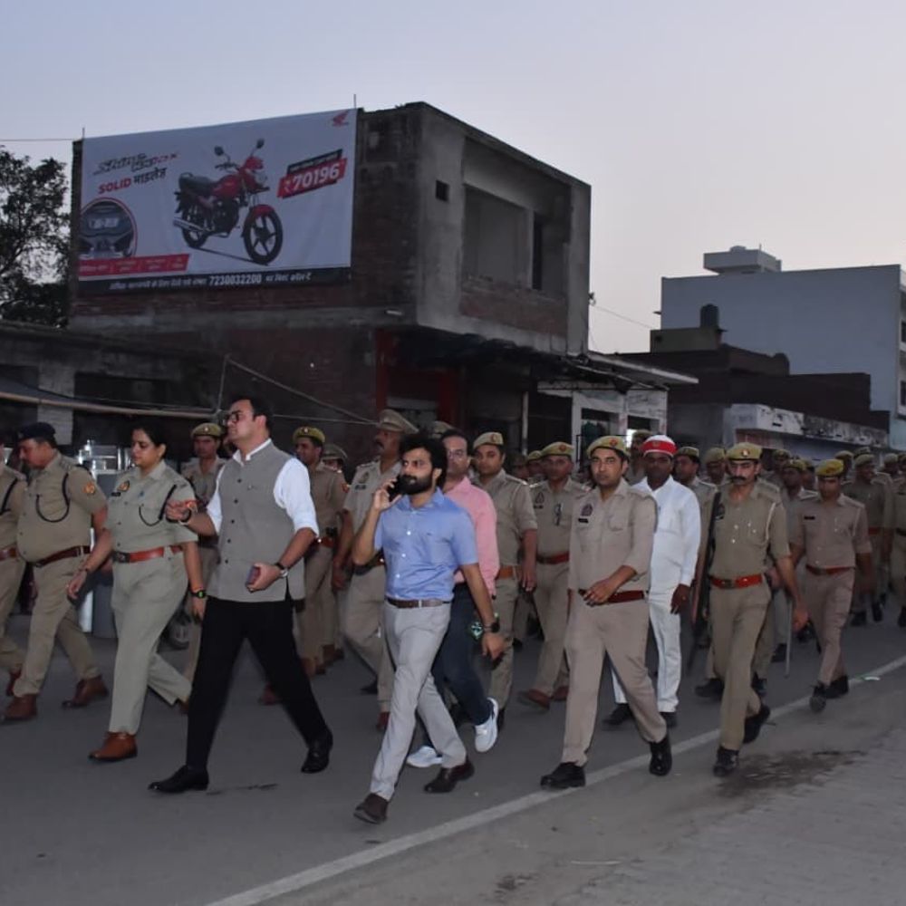 बकरीद पर बदायूं में सुरक्षा व्यवस्था कड़ी:डीएम-एसएसपी ने पुलिस बल के साथ किया फ्लैग मार्च
