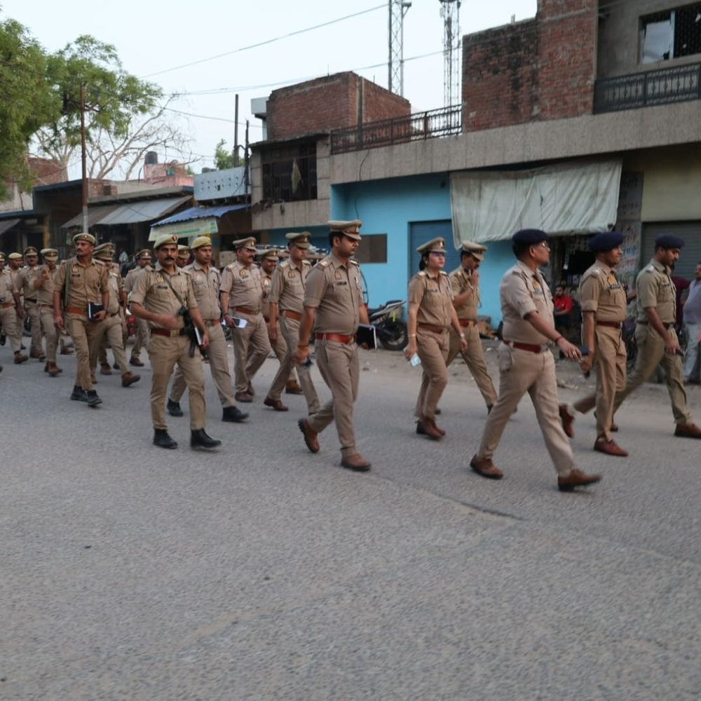 हाथरस में बकरीद की ड्रोन से निगरानी:सड़कों पर नमाज नहीं होगी, एसपी ने किया पैदल गश्त
