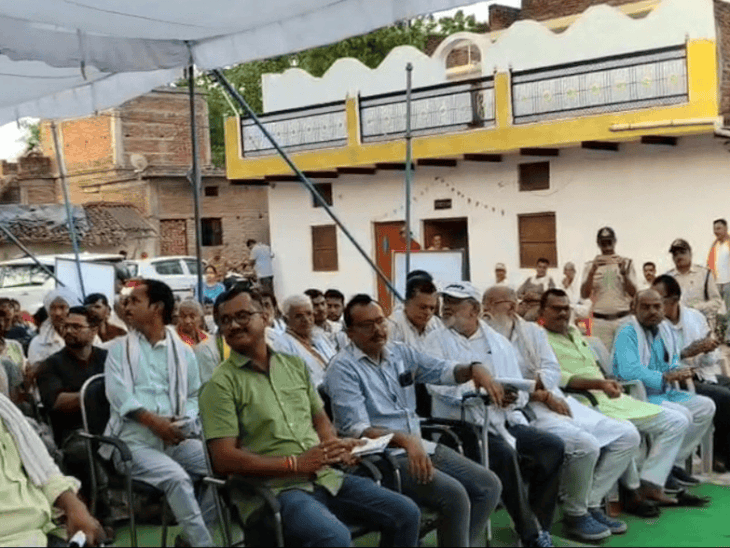 सतना के बरहना गांव में पुलिस ने लगाई जन चौपाल:  नशेड़ियों और अवैध शराब शिकायतों पर एसपी ने गश्त बढ़ाने के निर्देश दिए – Satna News