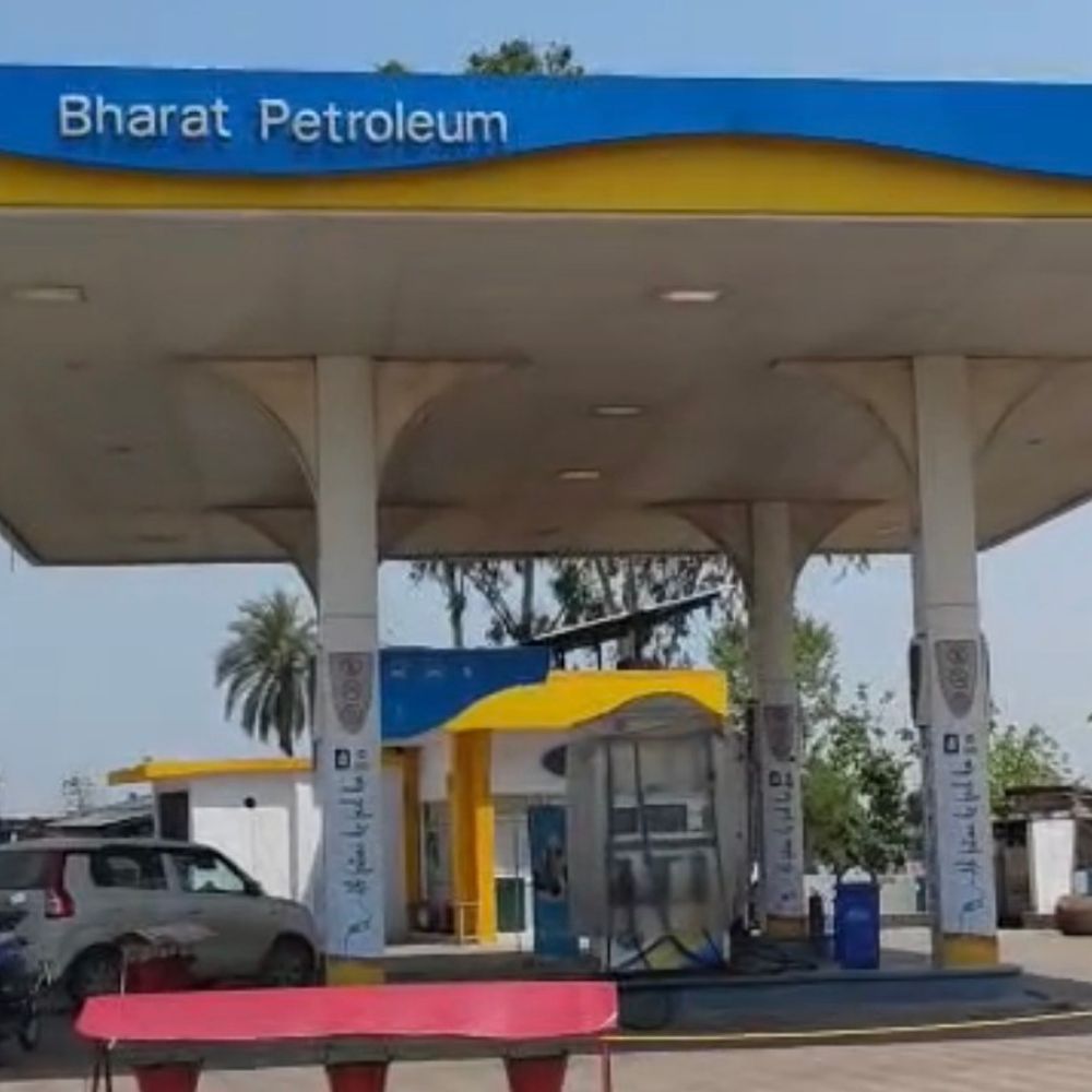 महराजगंज में डिब्बे में 10 लीटर डीजल की सीमा तय:  प्रशासन ने पेट्रोल-डीजल संकट पर सख्ती की, डिब्बे में पेट्रोल बिक्री पर रोक – Maharajganj News