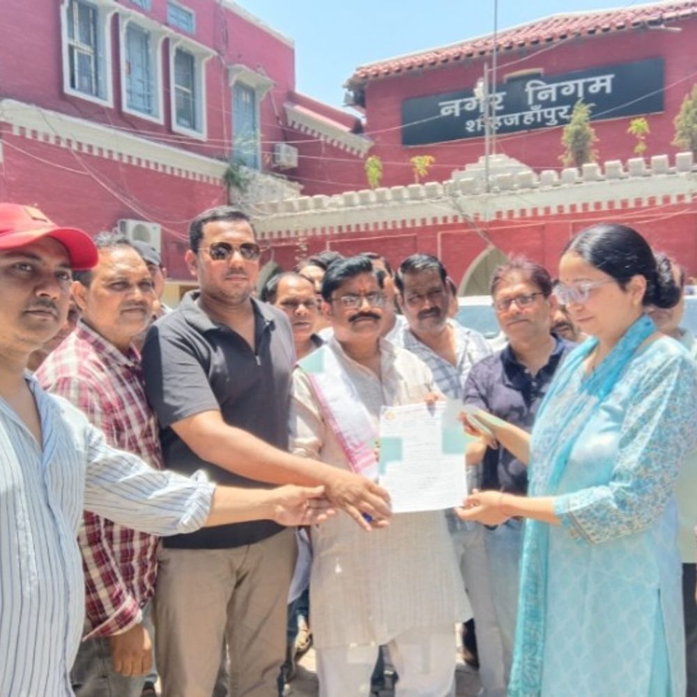 बच्ची-की मौत के बाद आवारा कुत्तों को पकड़ने की मांग:शाहजहांपुर में व्यापारियों ने नगर आयुक्त को ज्ञापन सौंपा