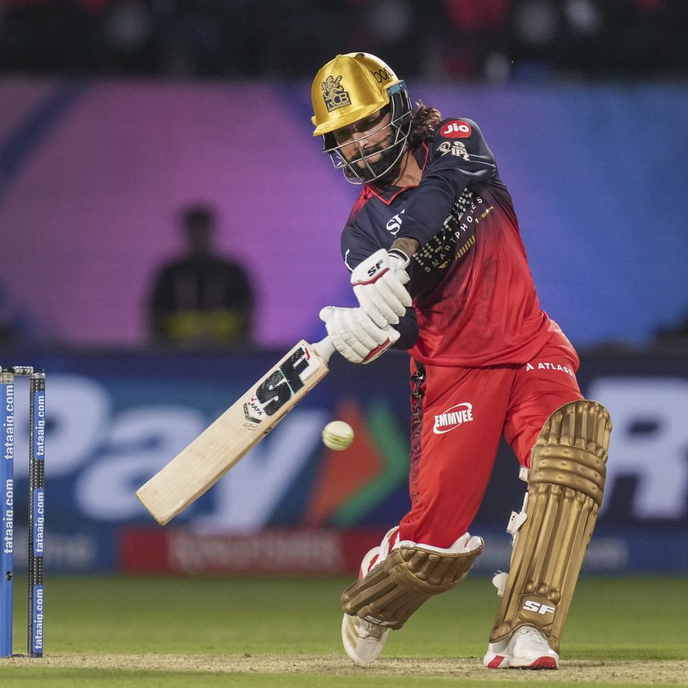 IPL-सुदर्शन हिट विकेट, बल्ला हाथ से छूटकर स्टंप्स पर लगा:गिल बोल्ड हुए, गुजरात का स्कोर 27/2; बेंगलुरु ने 255 रन का टारगेट दिया