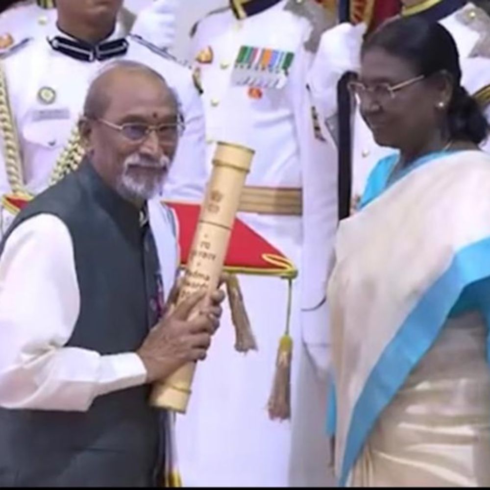 संपूर्णानंद विश्वविद्यालय के पूर्व कुलपति को पद्मश्री सम्मान:राष्ट्रपति ने हाथों प्रो. वेम्पटि कुटुम्ब शास्त्री को मिला सम्मान, कुलपति ने दी बधाई
