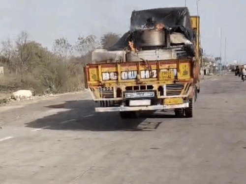 कोटा में चलते ट्रेलर में आग लगी, VIDEO:  पॉलिथीन से कवर्ड मशीन ने आग पकड़ी, टोलकर्मियों ने बाल्टी व कैंपर से पानी डालकर काबू पाया – Kota News