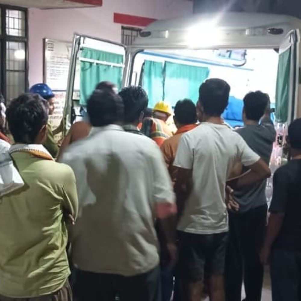 गंगा एक्सप्रेसवे पर हादसा, तीन की मौत, पांच घायल:अनियंत्रित स्कॉर्पियो खड़ी ट्रैक्टर-ट्रॉली से टकराई, दिल्ली से जौनपुर जा रहे थे सभी