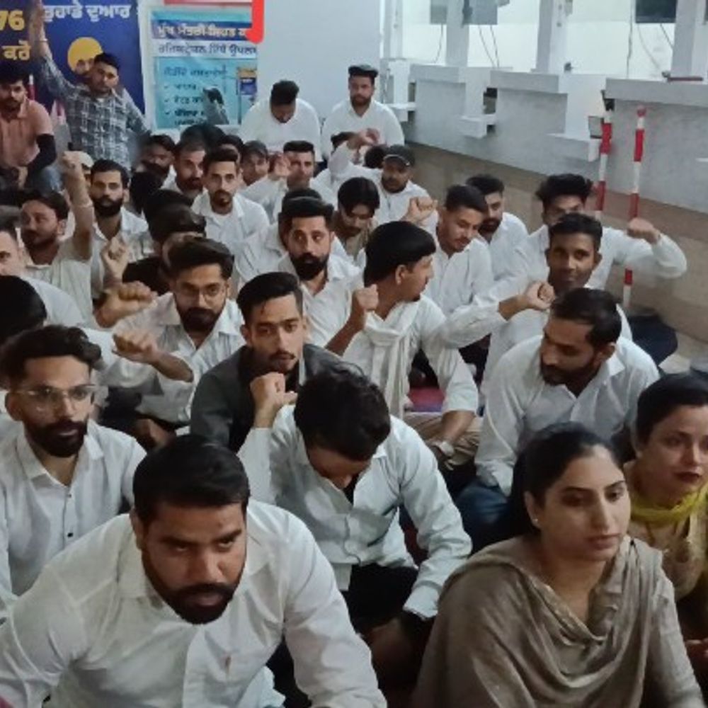 पठानकोट में सेवा केंद्र कर्मियों का प्रदर्शन:  हड़ताल पर गए, बोले- कई बार मांग पत्र देने के बाद भी समाधान नहीं, संघर्ष और उग्र होगा – Pathankot News