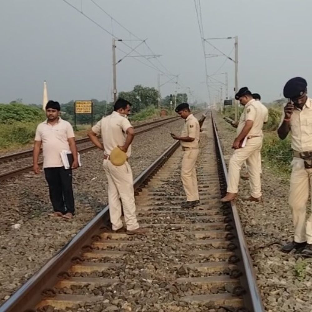 तस्करों ने ट्रेन में उत्पाद टीम पर हमला किया:  बक्सर में कुशलपुर हाल्ट के पास चेन पुलिंग कर फरार हुए, यात्रियों में अफरा-तफरी – Buxar News