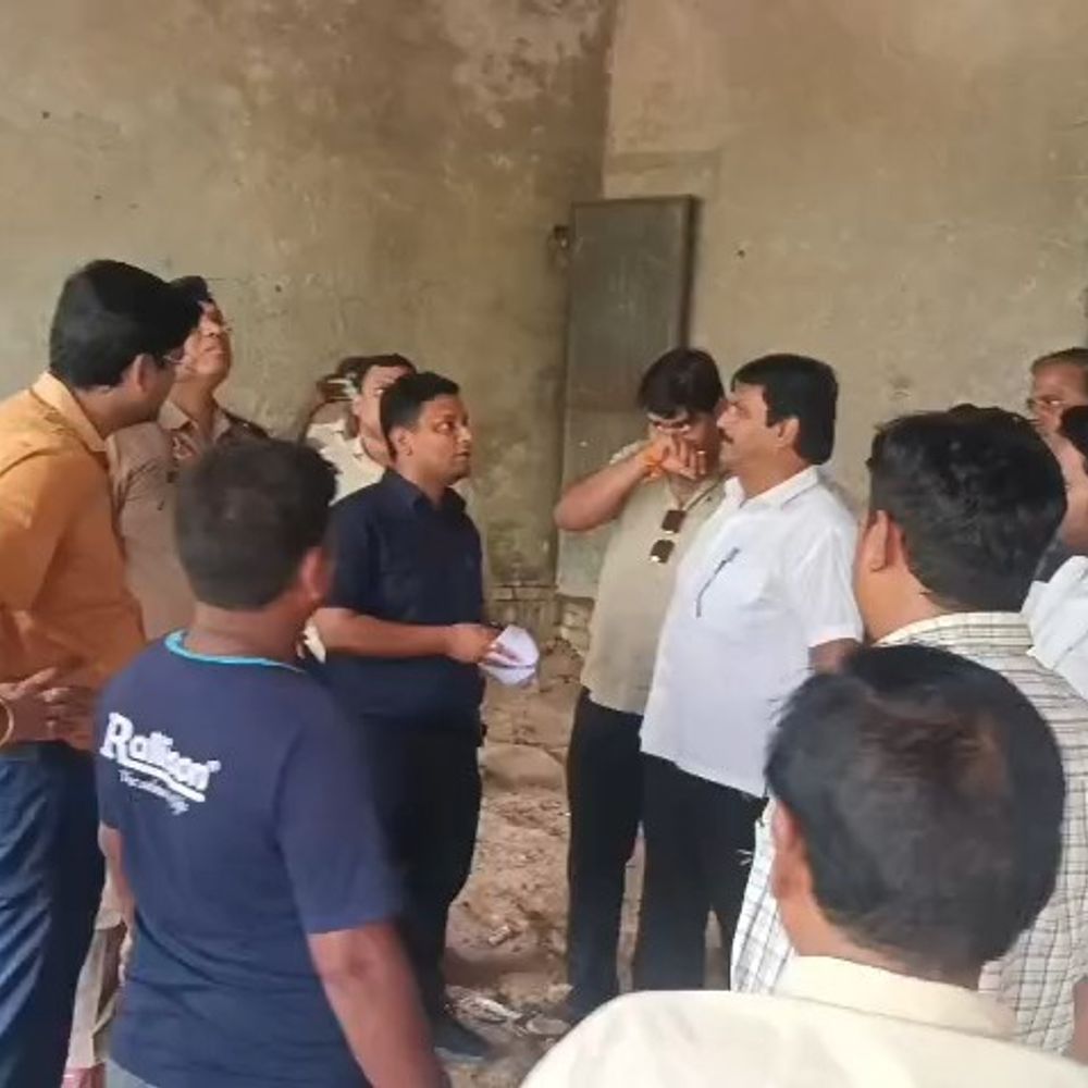 मैनपुरी में 33 साल पुराने प्रेस क्लब से हटा अवैध:पर्यटन मंत्री और DM के आदेश पर प्रशासन ने की कार्रवाई