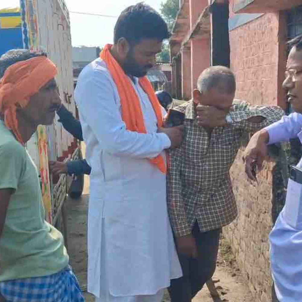 मोतिहारी में आंधी से झोपड़ी गिरी, युवक की मौत:  पीड़ित परिवार के घर पहुंचे स्थानीय प्रतिनिधि, सरकारी सहायता उपलब्ध कराने का किया वादा – Motihari (East Champaran) News