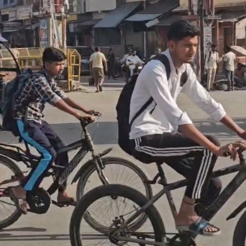 संभल में नौतपा का असर जारी, 44 डिग्री पहुंचा तापमान:गर्म हवाओं और बिजली कटौती से बढ़ी परेशानी, बारिश के बाद बढ़ी उमस