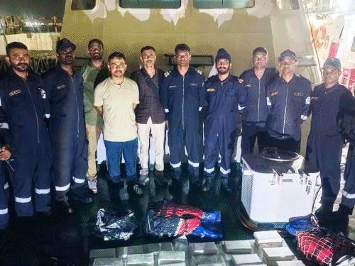 गुजरात के कच्छ से 1000 करोड़ की कोकीन जब्त:ब्राजील से लोड की गई खेप दिल्ली भेजने की तैयारी थी, तीन विदेशी गिरफ्तार