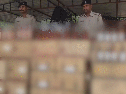 चतरा में शराब तस्करी का बड़ा खुलासा:  भूसे के नीचे छुपाकर ले जा रहे थे 5.5 लाख की विदेशी शराब, ड्राइवर गिरफ्तार – Chatra News