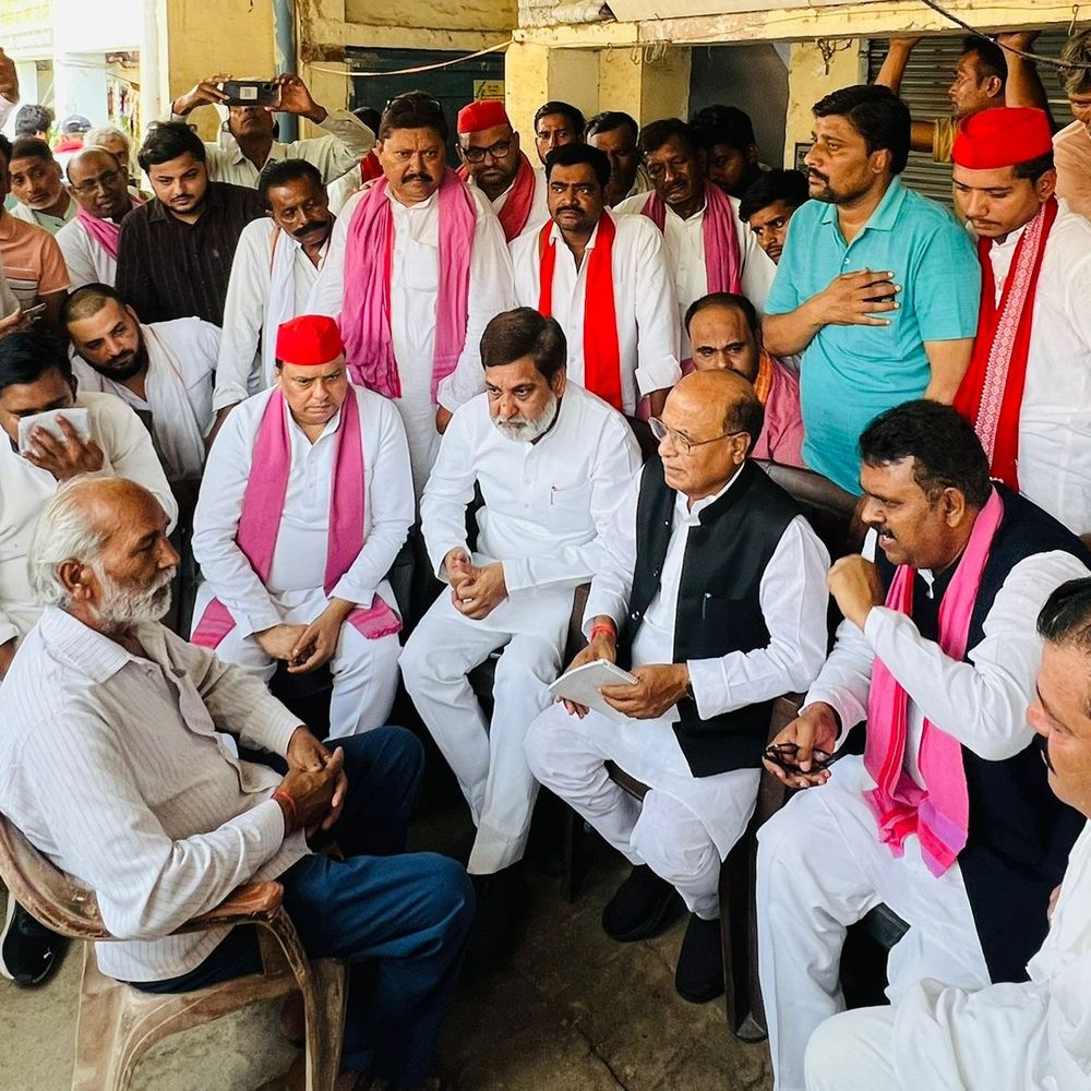 सपा प्रतिनिधिमंडल ने आशीष विश्वकर्मा के परिजनों से की मुलाकात:संदिग्ध मौत मामले में निष्पक्ष जांच की मांग, हरसंभव मदद का भरोसा दिया