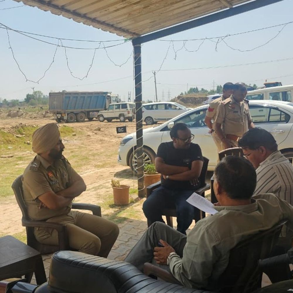 पंचकूलों में ट्रकों का पीछा कर खनन-साइट पहुंचे DC:  अवैध खनन होते पकड़ा, 5 ट्रकों के चालान करवाए, मौके पर बुलाई टॉस्क फोर्स – Panchkula News
