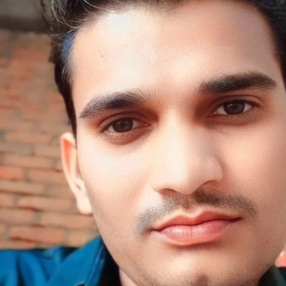 शटडाउन के बाद भी लाइन में दौड़ा करंट:फिरोजाबाद में संविदाकर्मी की मौत, ग्रामीणों ने बिजलीघर पर किया हंगामा