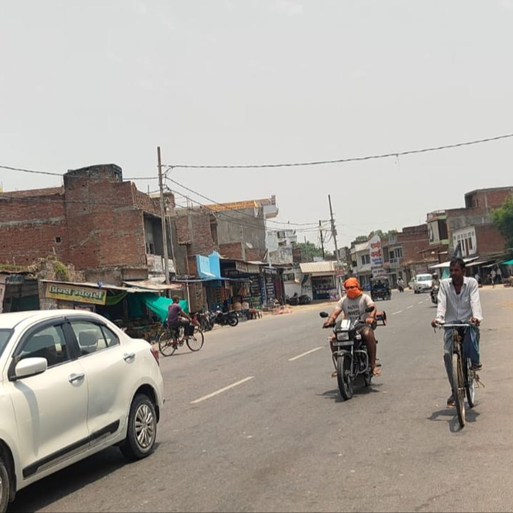 आजमगढ़ में नौतपा के चौथे दिन गिरा तापमान:भीषण गर्मी और उमस से आम जनता परेशान, सिर ढक कर चलने को मजबूर लोग