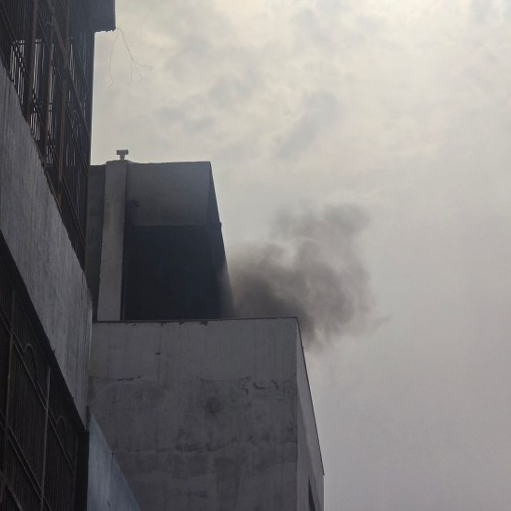 वृंदावन में पोशाक गोदाम में लगी आग:3 मंजिला बिल्डिंग से उठ रहा धुआं, फायर ब्रिगेड आग बुझाने में जुटी