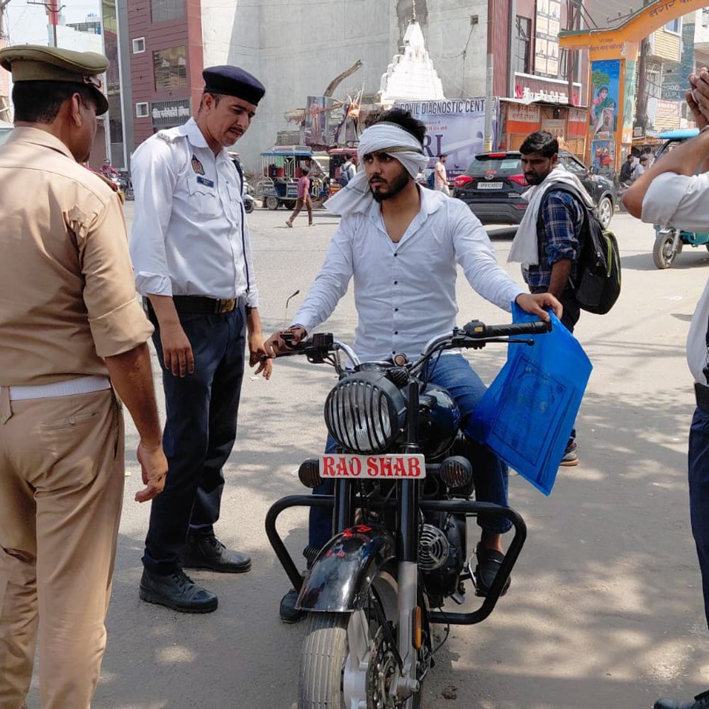 कासगंज में 412 गाड़ियों पर कार्रवाई:8.42 लाख रुपये का जुर्माना, बिना हेलमेट और बिना सीट बेल्ट कार सवारों को रोका