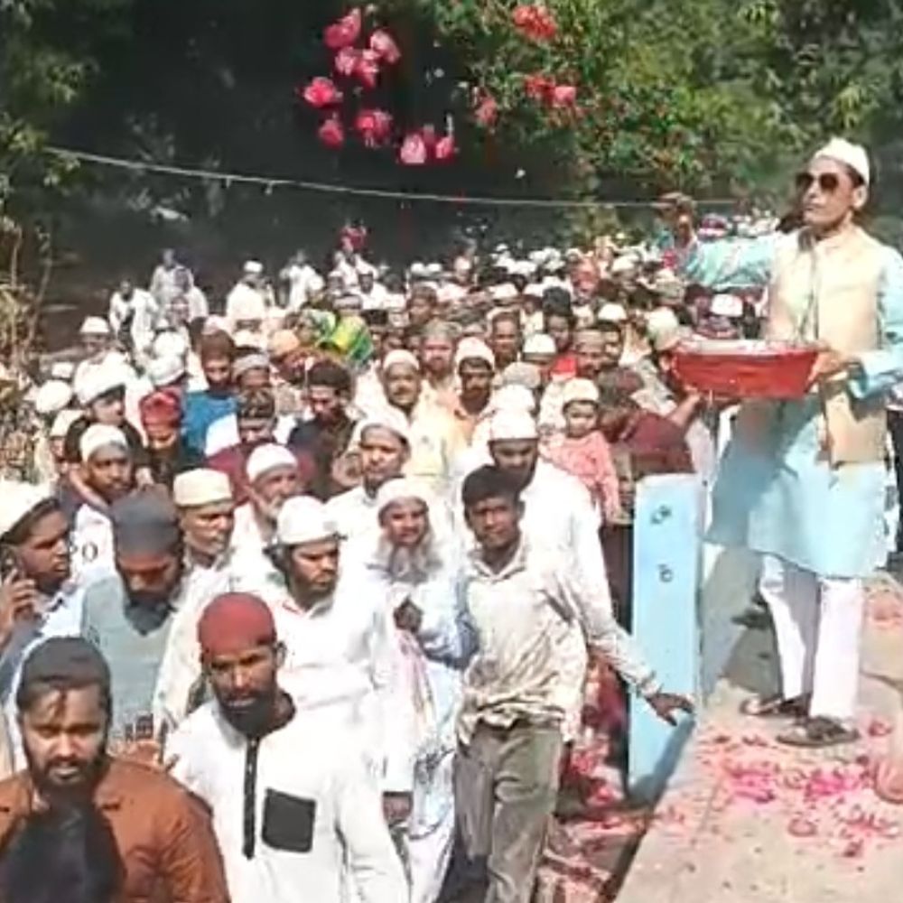 संभल में ईद-उल-अजहा शांति से मनाया गया:828 स्थानों पर नमाज अदा हुई, डीएम-एसपी ने की फुट पेट्रोलिंग; नमाजियों पर पुष्पवर्षा हुई