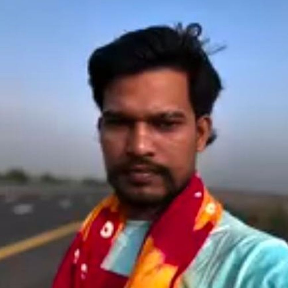 तेज रफ्तार बाइक पेड़ से टकराई, युवक की मौत:सुल्तानपुर में बाजार जाते समय हादसा, एक महीने पहले पुणे से लौटा था घर