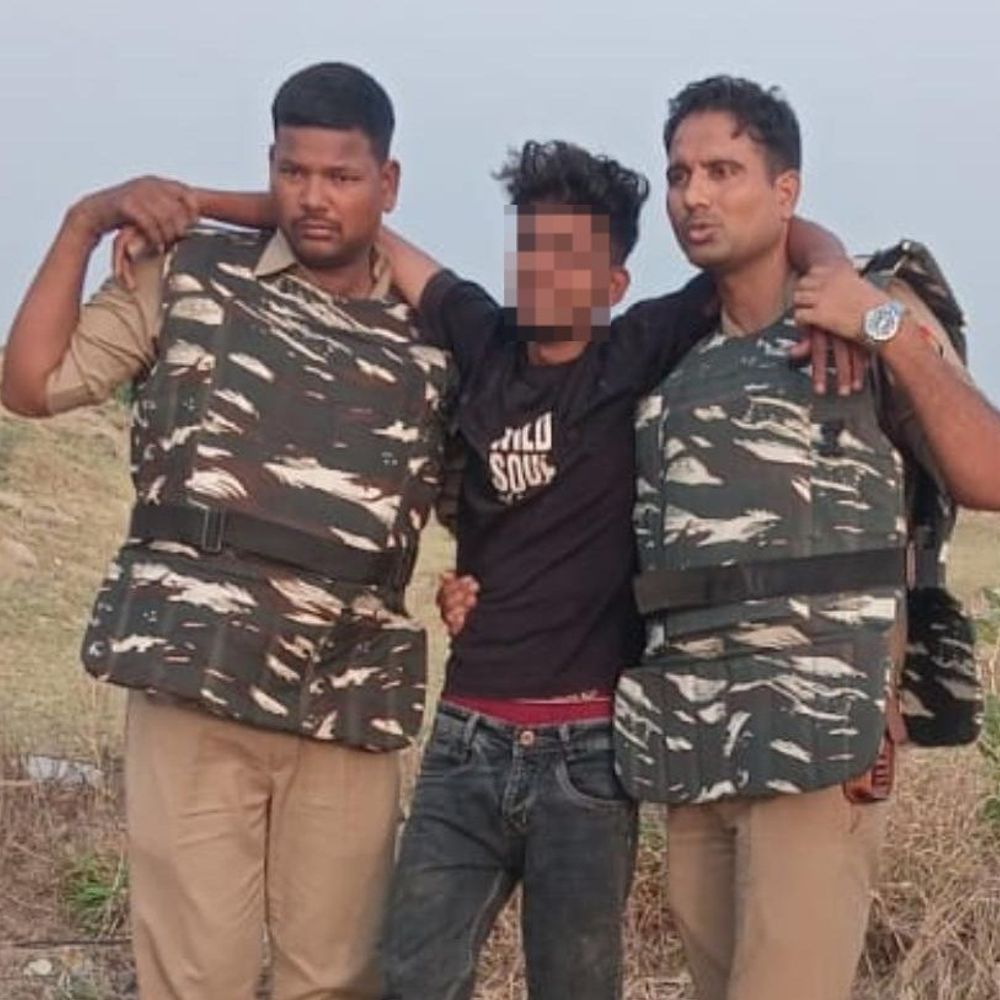 चंदौली में पुलिस मुठभेड़ में बदमाश पकड़ा:ज्वैलरी शॉप पर असलहों के बल पर की थी लूटपाट, पैर पर गोली मारकर पकड़ा गया