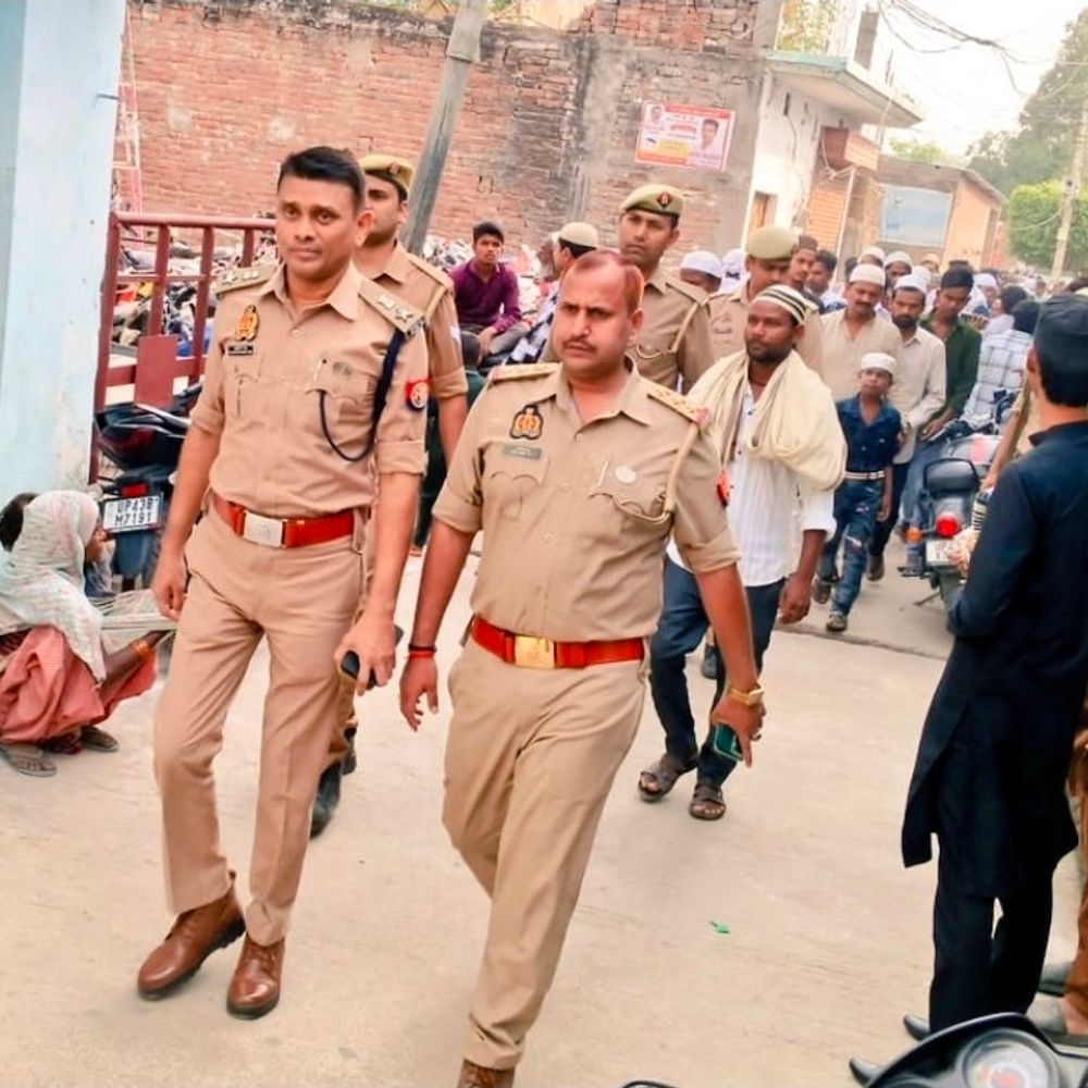 बकरीद पर एसपी का पुलिसकर्मियों साथ पैदल मार्च:शांतिपूर्ण ढंग से त्योहार मनाने की अपील, सीसीटीवी और ड्रोन से भी निगरानी