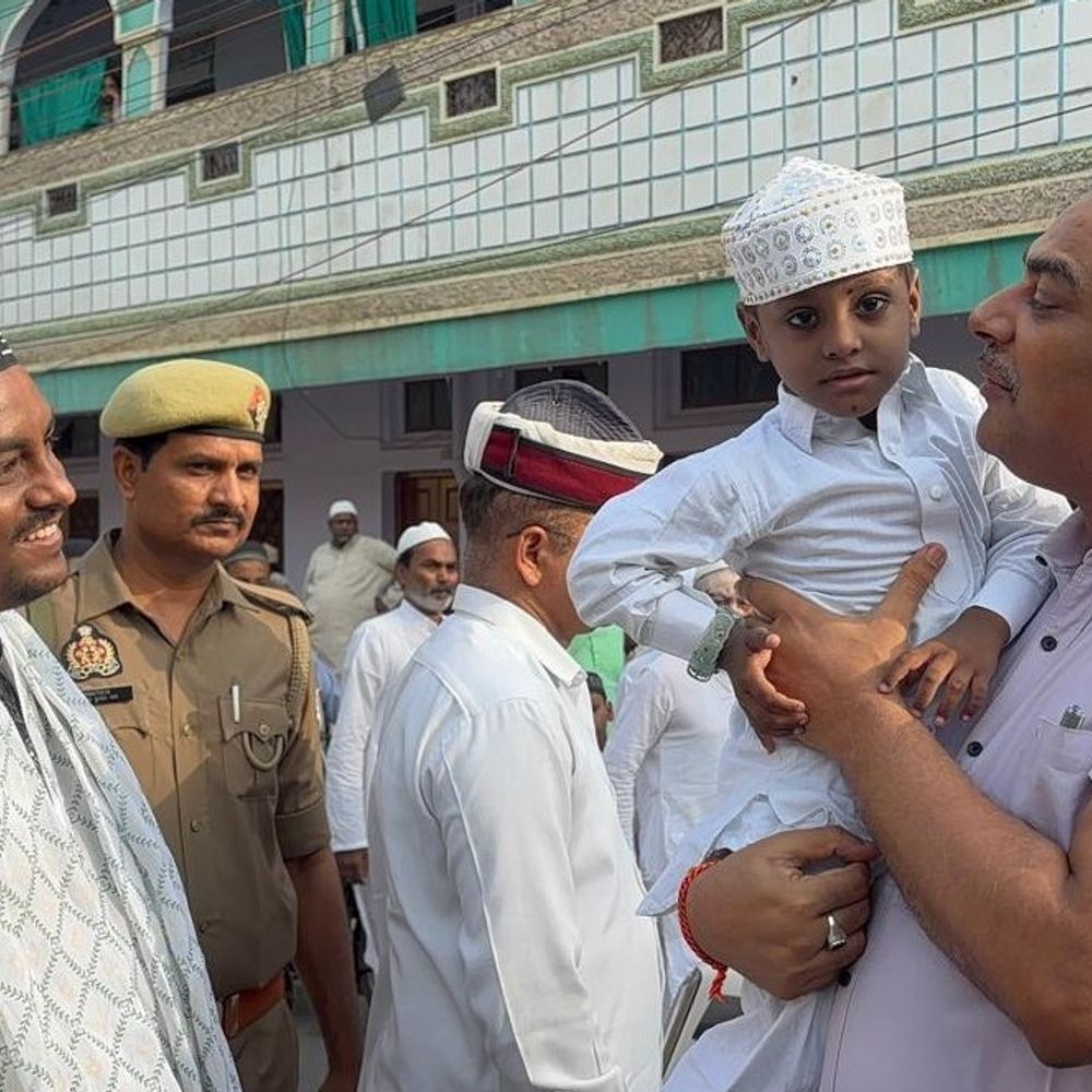बकरीद पर डीएम ने नन्हें नमाजी को दुलारा:एसपी ने बुजुर्गों का किया अभिवादन, सुरक्षा व्यवस्था का लिया जायजा
