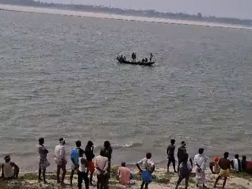 पटना में गंगा नदी में नाव डूबी, 2 की मौत:5 लापता; नाव पर 14 लोग सवार थे, इनमें सबसे ज्यादा महिलाएं और बच्चे