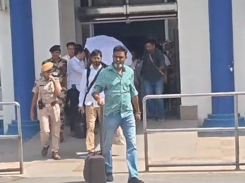 जोधपुर पहुंचा आसाराम, एम्स में हुआ भर्ती:शाम को जेल में कर सकता है सरेंडर, एयरपोर्ट पर समर्थकों की लगी भीड़