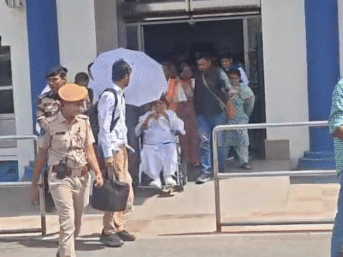 आसाराम ने जोधपुर सेंट्रल जेल में किया सरेंडर:पहले आश्रम पहुंचा, फिर एम्स में जांच करवाई, एयरपोर्ट पर समर्थकों को दिया आशीर्वाद