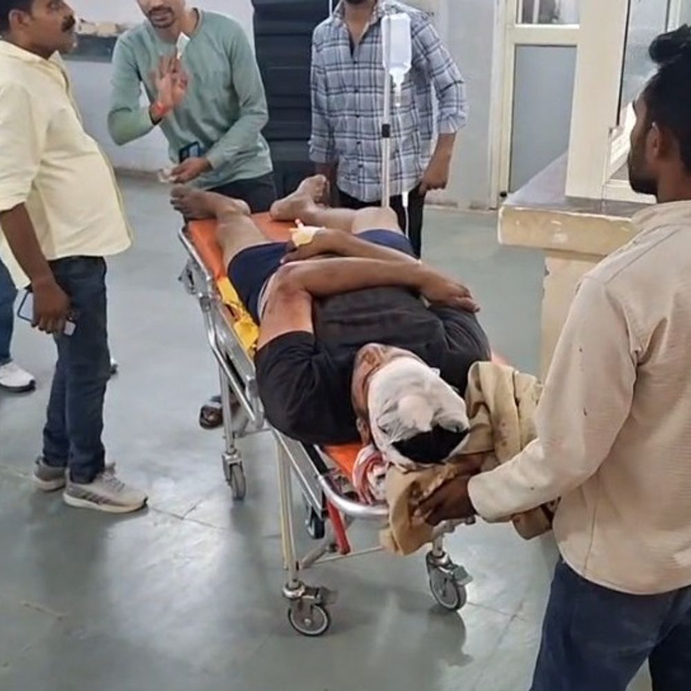 एटा में पुरानी रंजिश में युवक को गोली मारी:बचाव में आए परिजनों समेत 8 घायल, कमर में लगी गोली