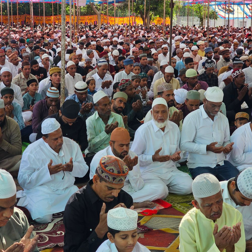 मंदसौर में भाईचारे के साथ मनाया गया ईद-उल-अजहा:लोगों ने गले मिलकर दी बधाई, देश में अमन-चैन के लिए मांगी दुआ