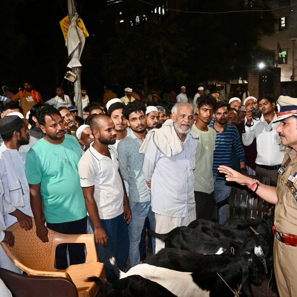 वाराणसी के मुस्लिम-इलाकों में पुलिस कमिश्नर समेत अफसरों की गश्त:  बकरीद की रात दुकानदारों से संवाद, अनुशासित नमाज और नियमों का पढ़ाया पाठ – Varanasi News