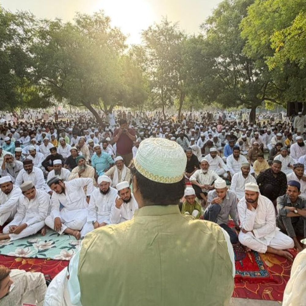 गाजियाबाद में दो शिफ्टों में पढ़ी गई नमाज:लोगों ने एक-दूसरे के गले लगकर दी मुबारकबाद, चप्पे-चप्पे पर फोर्स रही तैनात