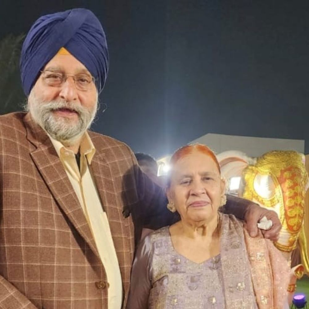 अभिनेता ऋषि भूटानी की सास की एक्सीडेंट में मौत:मेरठ में एमईएस रोड पर जेसीबी ने कार में मारी टक्कर, चालक मौके से फरार