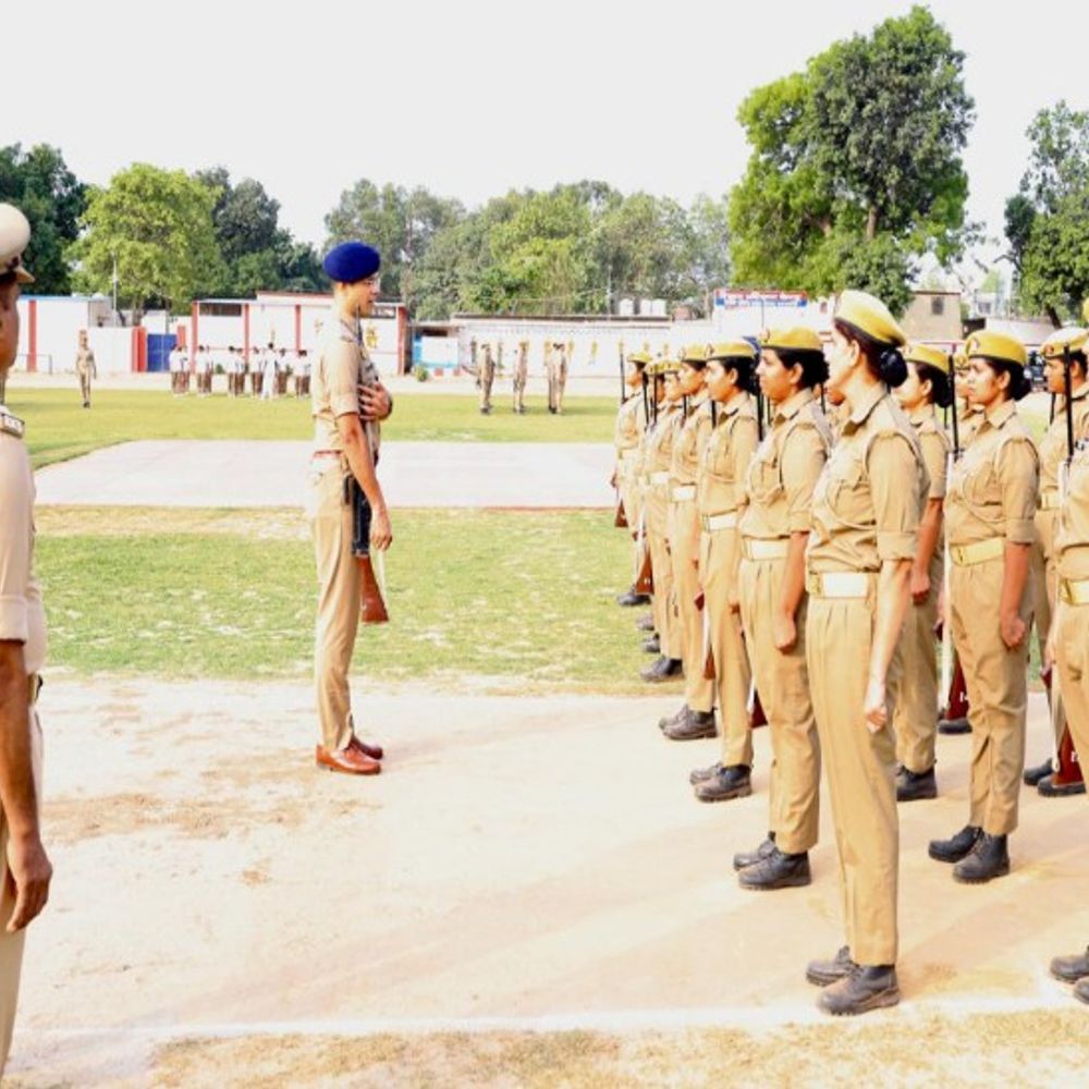 शाहजहांपुर एसपी ने परेड का निरीक्षण किया:पुलिस बल के साथ खुद भी लगाई दौड़, अनुशासन और फिटनेस के निर्देश