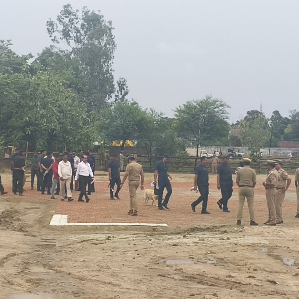 सीएम योगी आज मधुबन आएंगे:बारिश और आंधी के बाद हैलीपैड सही किया जा रहा; छतों पर तैनात पुलिसकर्मी