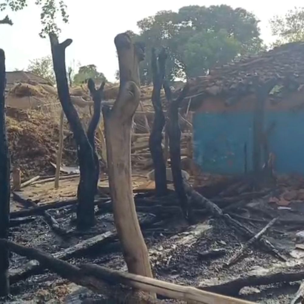 शहडोल मकान में आग, सारा सामान जलकर खाक:लाखों का सामान जलकर राख, बड़ा हादसा टला